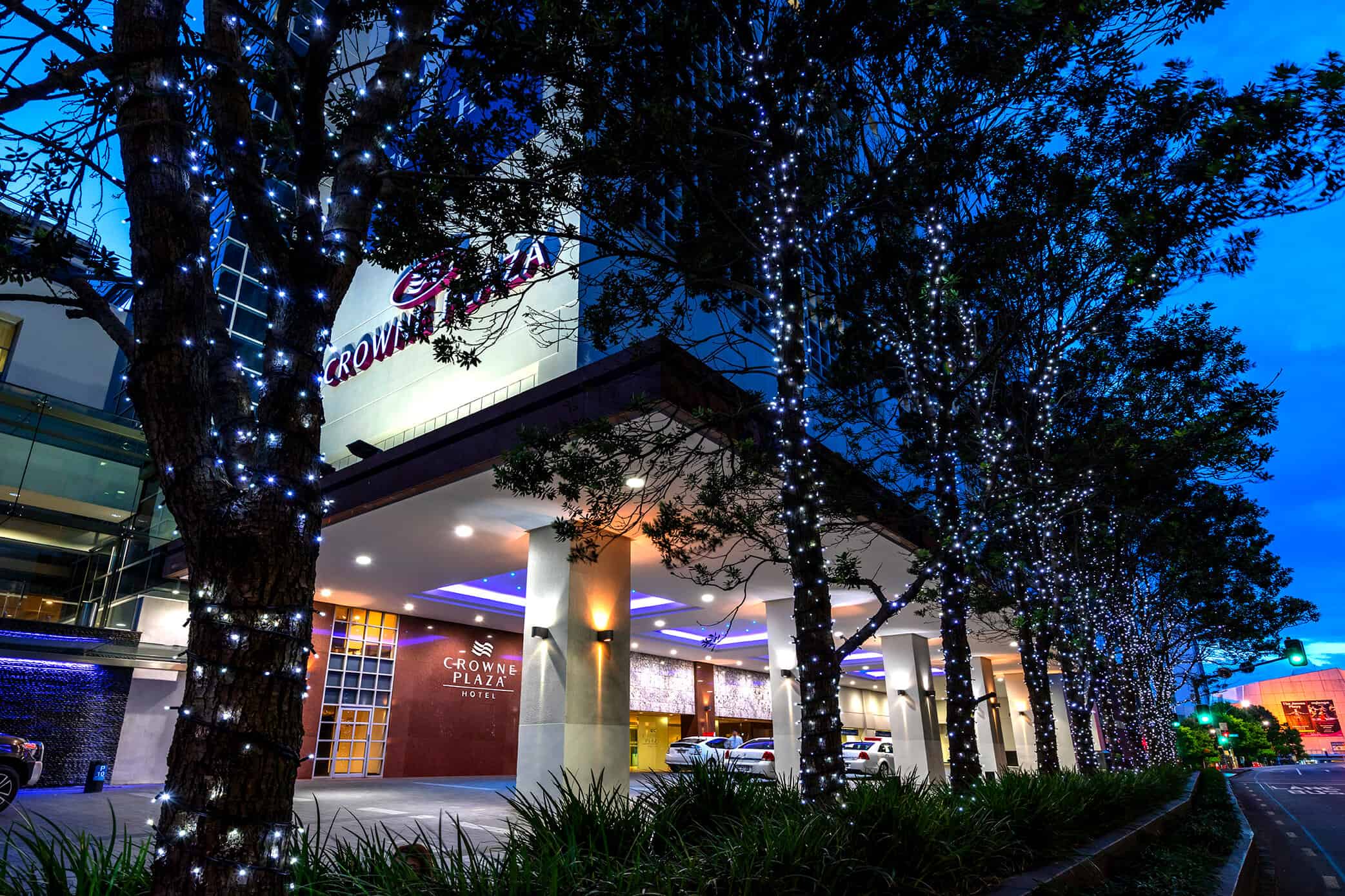 01. Crowne Plaza Auckland entrance