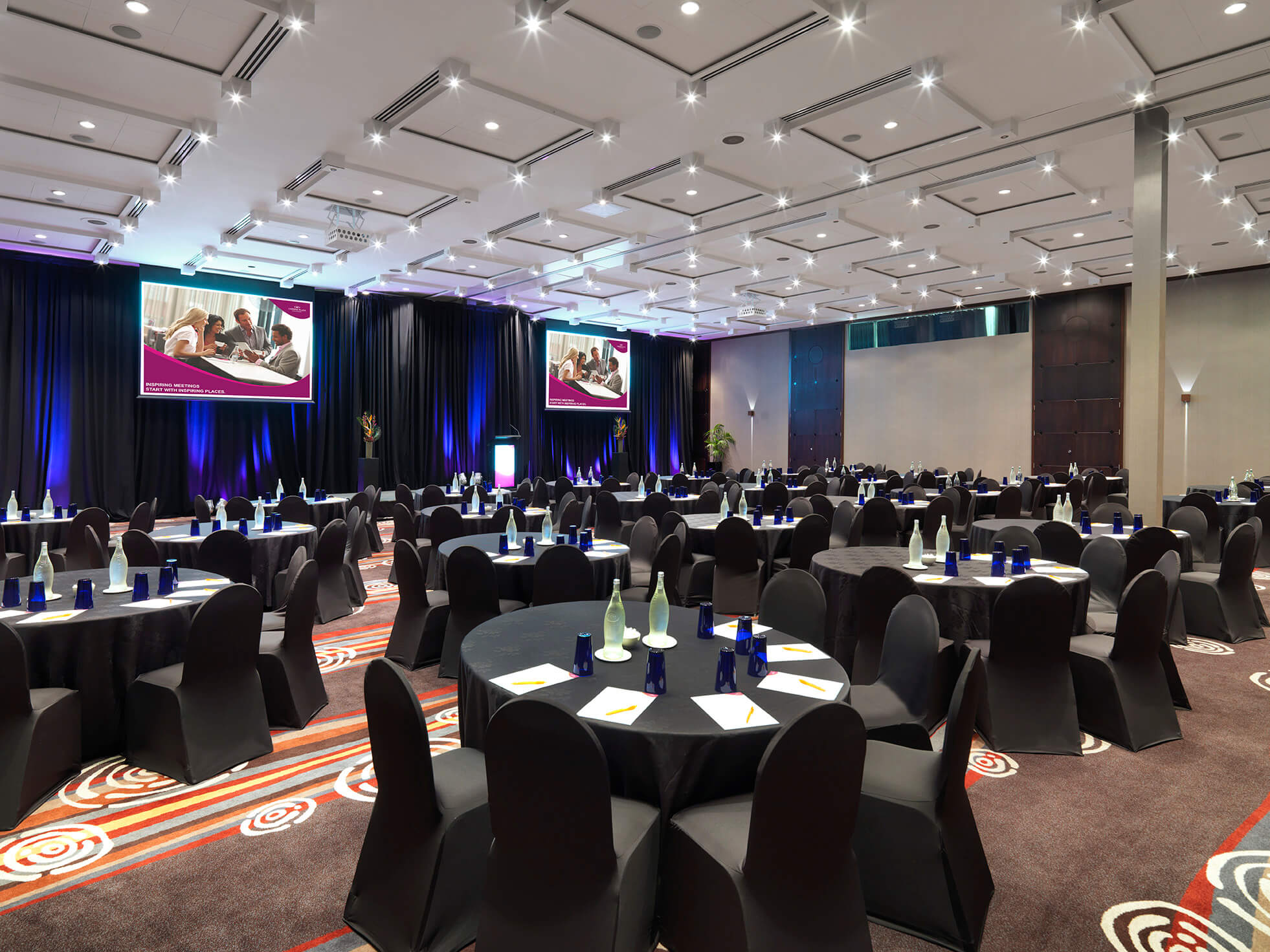 01.1 Banner Ballroom - Cabaret