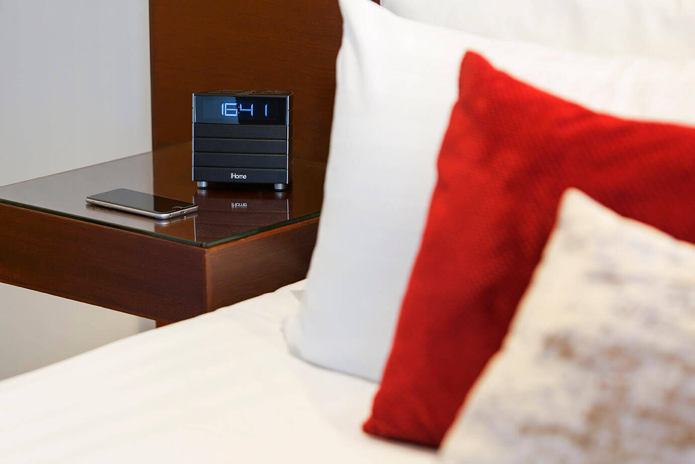 02.4-Deluxe-Room-alarm-clock