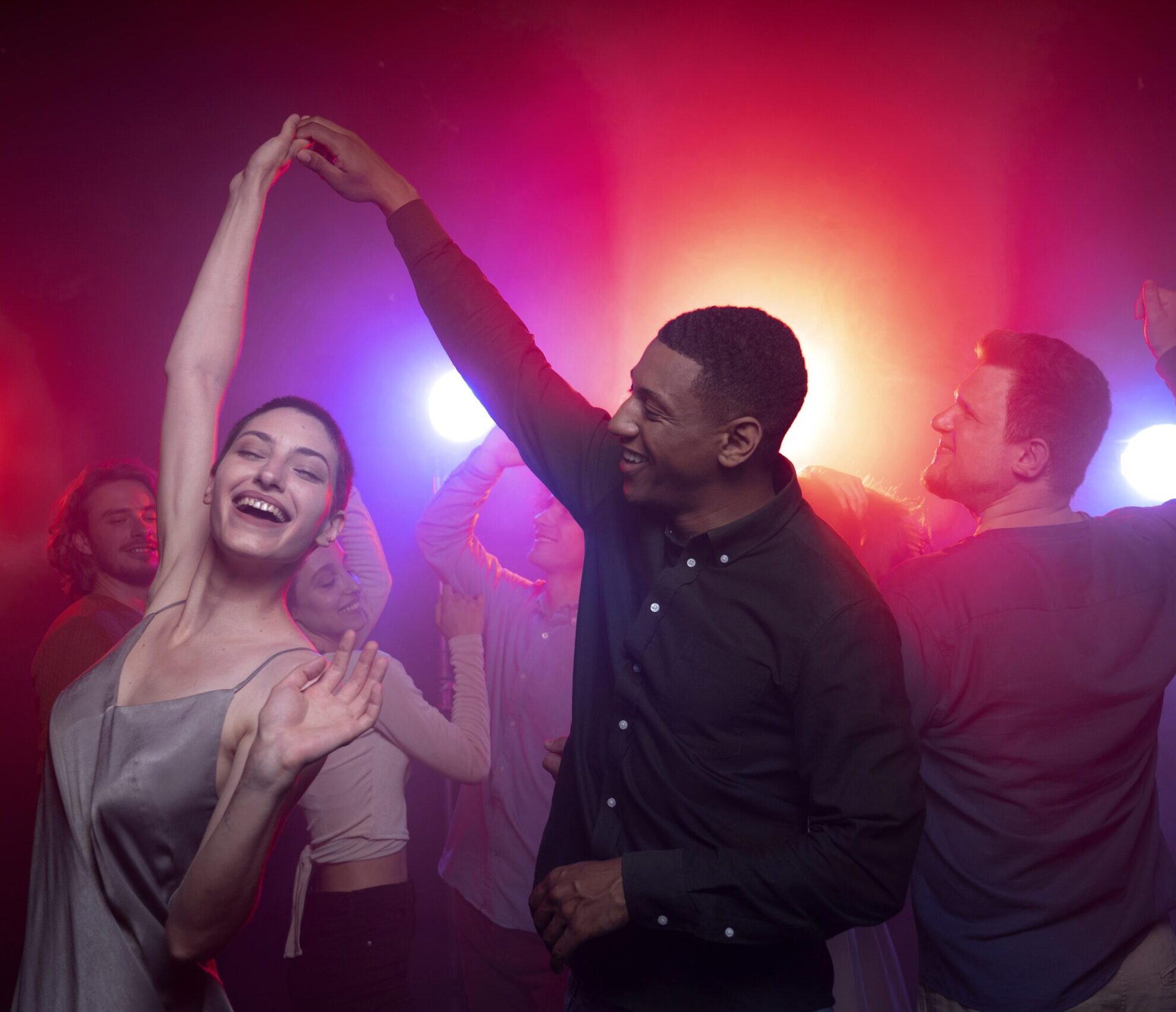 nightlife-with-people-dancing-club (2)
